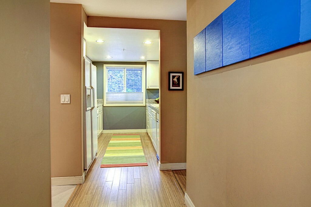 Property Photo: 601 W Mercer Place 104 WA 98119