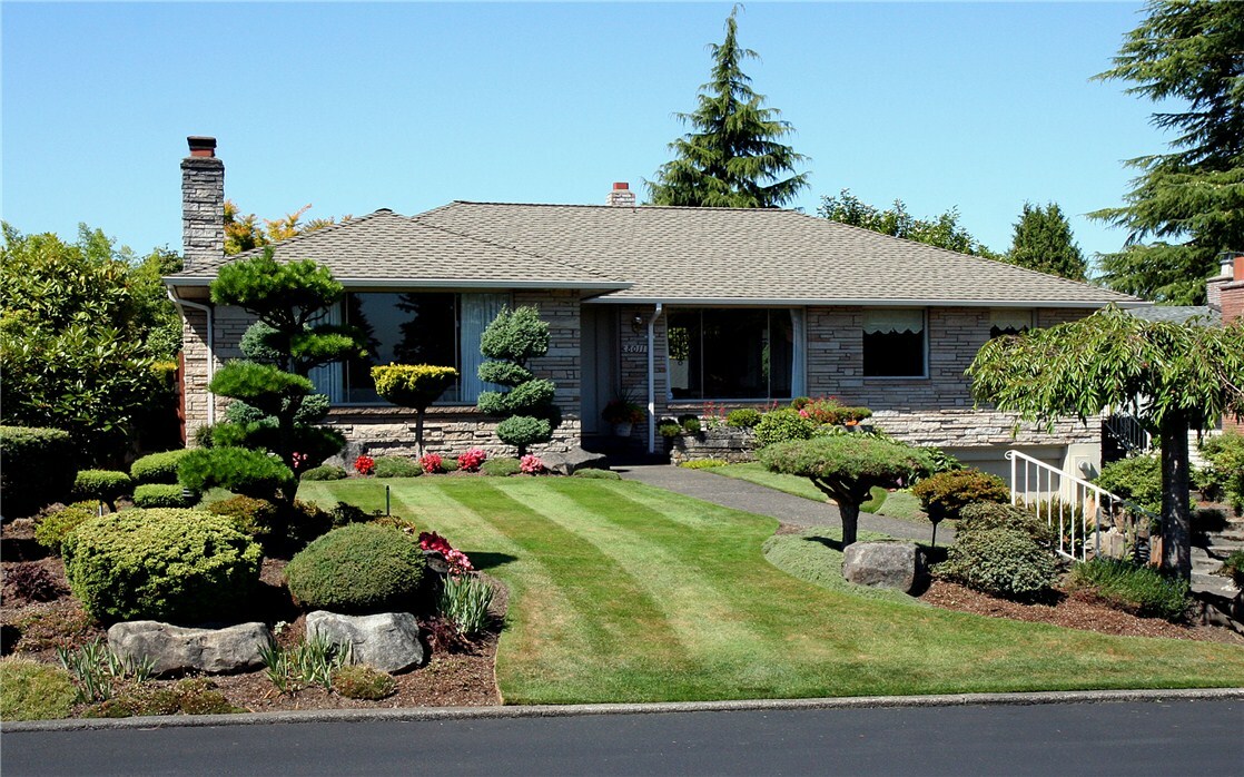 Property Photo:  8011 Crest Dr NE  WA 98115 