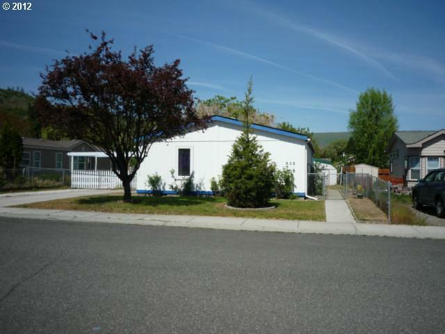 Property Photo:  909 Lillian Way  OR 97058 