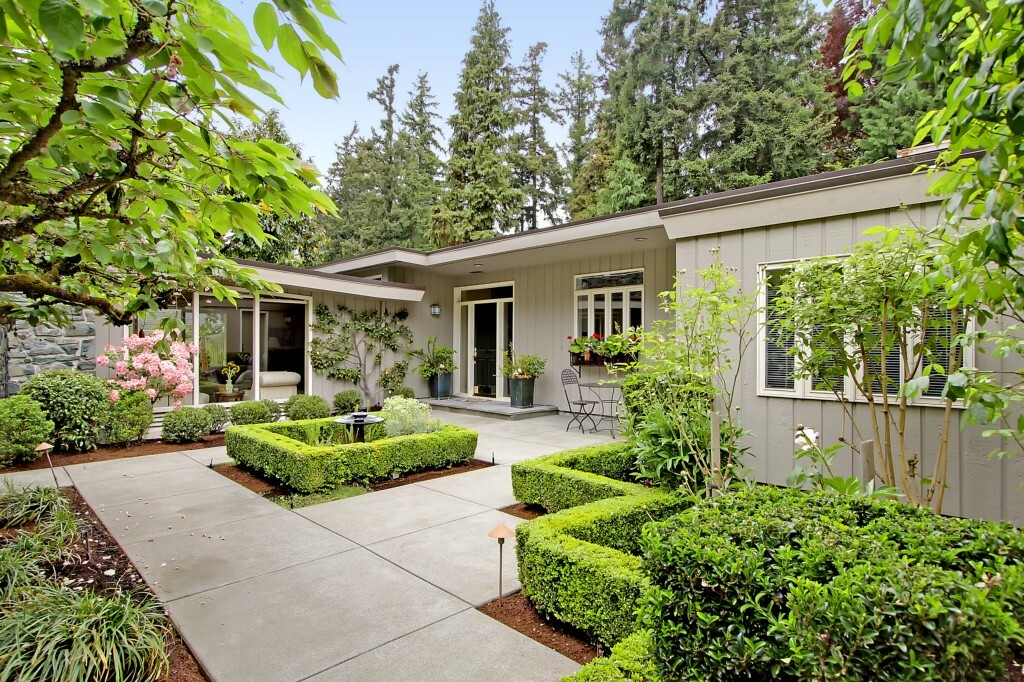 Property Photo: 1249 Evergreen Point Rd WA 98039