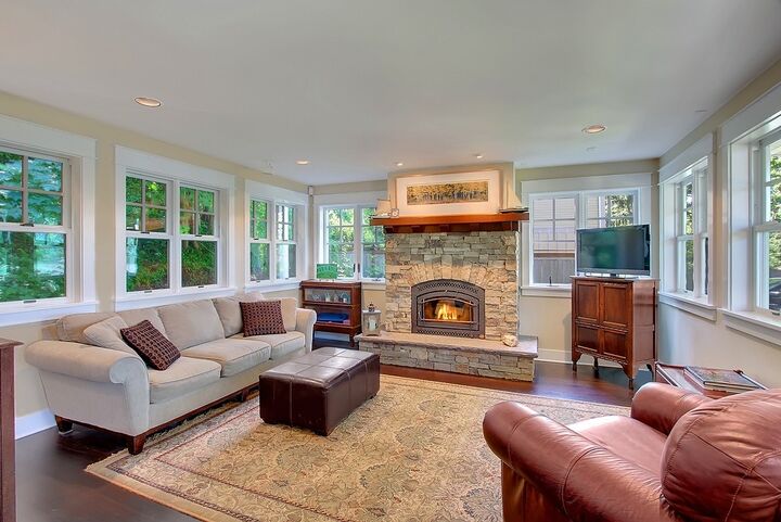 Property Photo:  4360 Crystal Springs Dr NE  WA 98110 