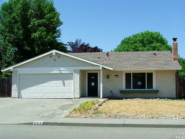 Property Photo: 952 Davis Street CA 95687