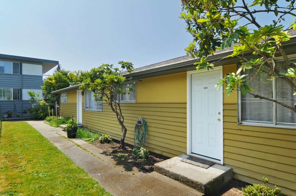 Property Photo:  16091611 SW Barton St  WA 98106 