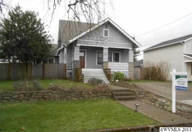 Property Photo:  1025 NE Irvine St  OR 97128 