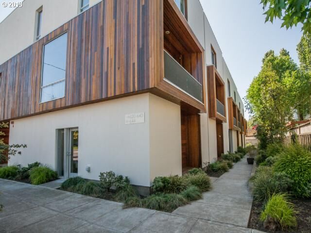 Property Photo:  636 NE Knott St 11  OR 97212 