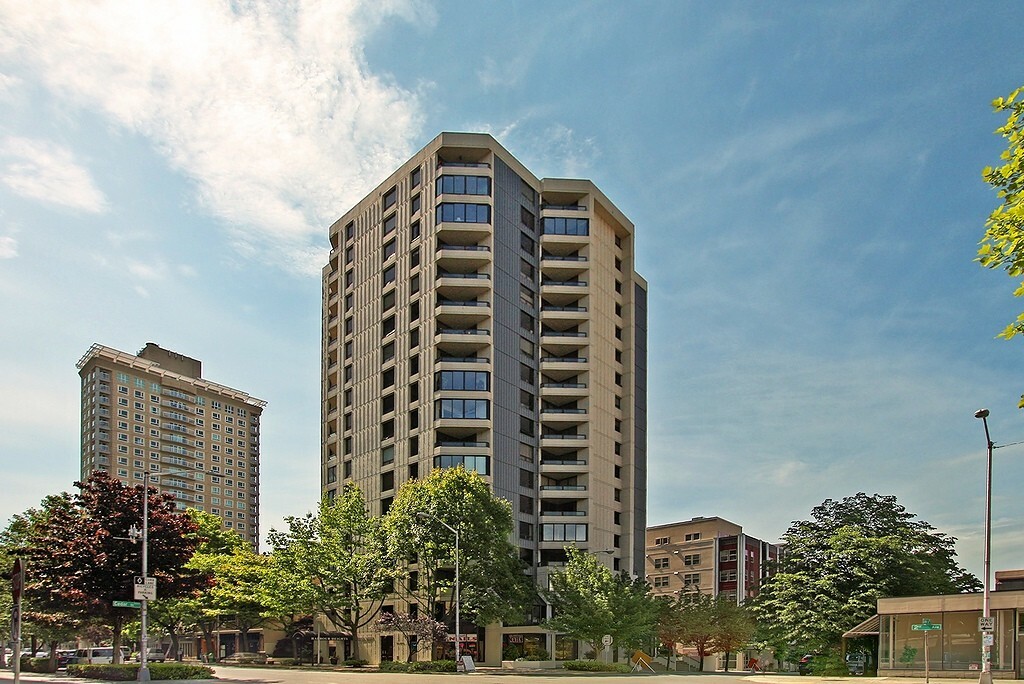 Property Photo: 2621 2nd Ave 1701 WA 98121