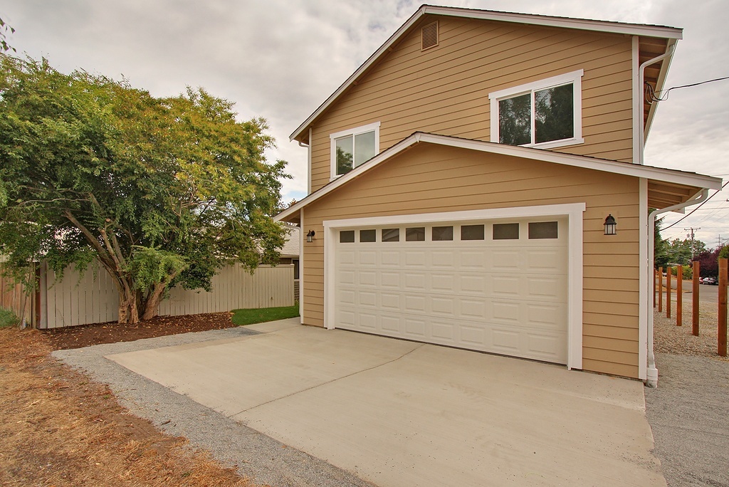 Property Photo: 700 N 103rd St WA 98133