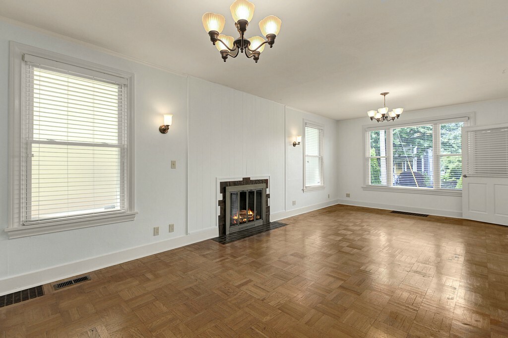 Property Photo:  1912 Nob Hill Ave N  WA 98109 