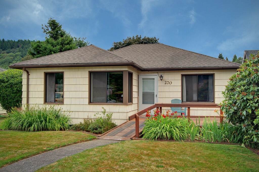 Property Photo:  270 1st Ave NE  WA 98027 