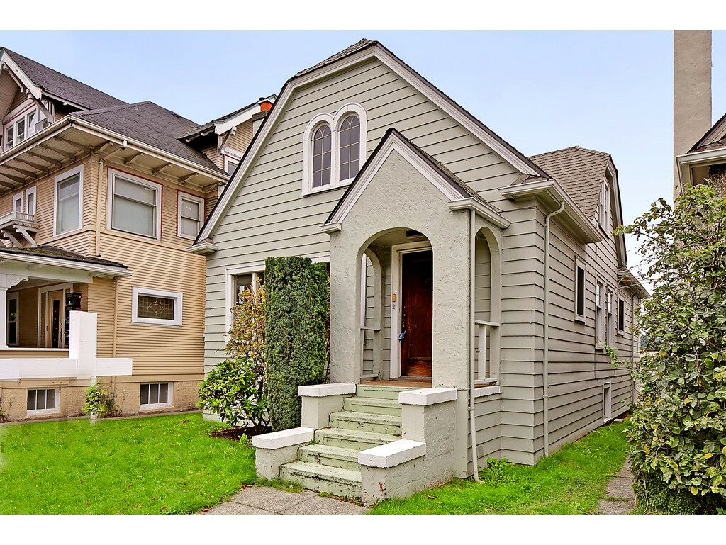 Property Photo:  2401 Boylston Ave E  WA 98102 