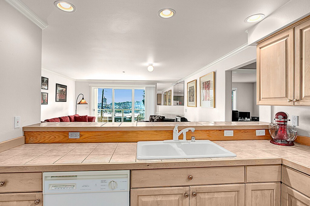 Property Photo: 559 McGraw St 303 WA 98109