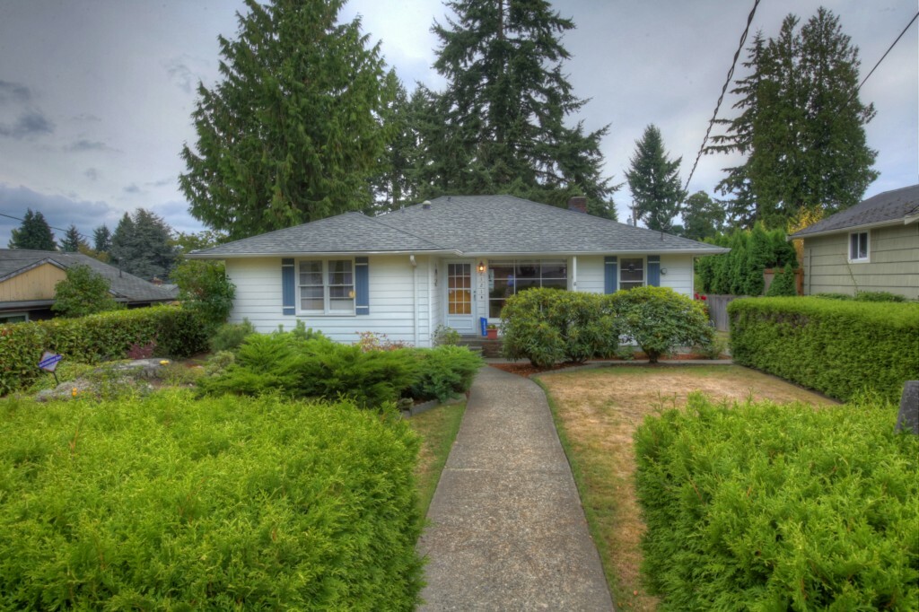 Property Photo:  2121 N 160th St  WA 98133 