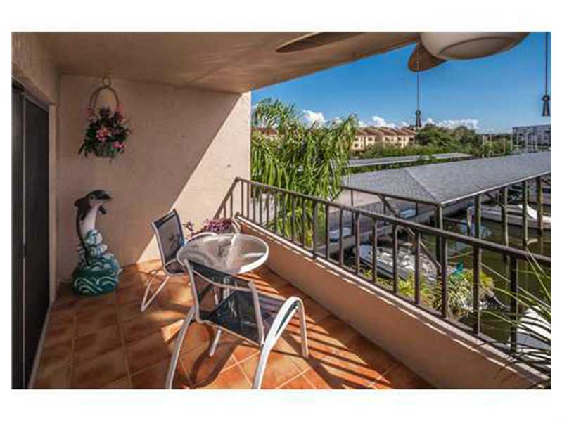 Property Photo: 1750 Harbor Pl S 204 FL 33707
