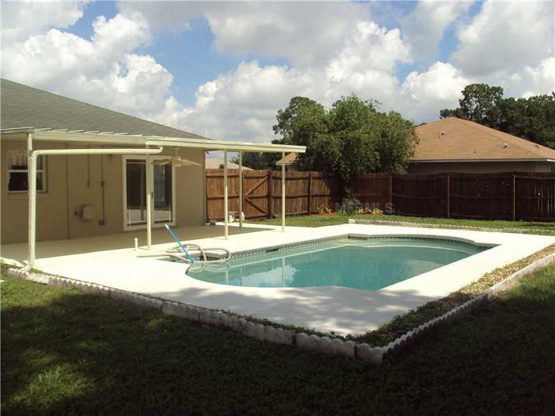 Property Photo:  1106 Oak Pointe Place  FL 33563 