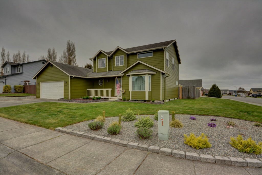 Property Photo:  1725 SW Quince St  WA 98277 