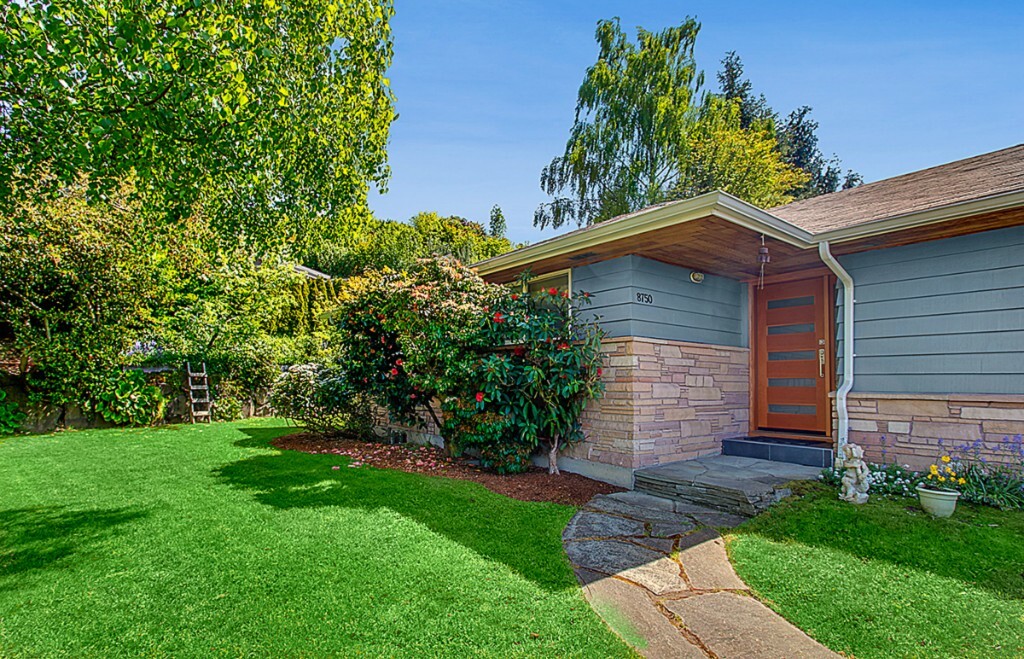 Property Photo: 8750 Fauntlee Crest SW WA 98136