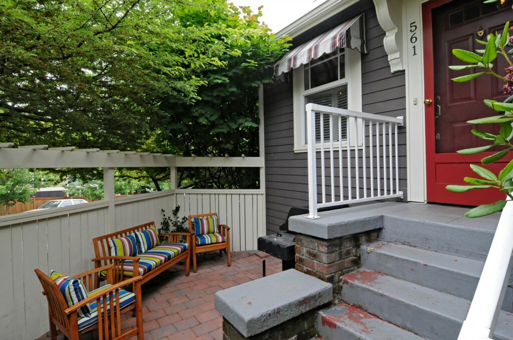 Property Photo:  561 Ward St  WA 98109 