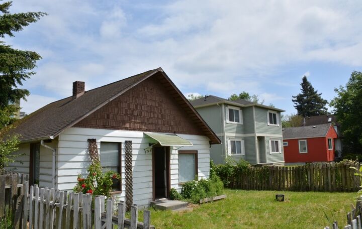Property Photo:  8746 Palatine Ave N  WA 98103 