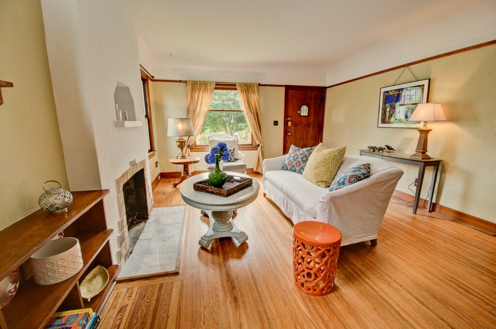 Property Photo: 7036 NW 8th Ave NW WA 98117