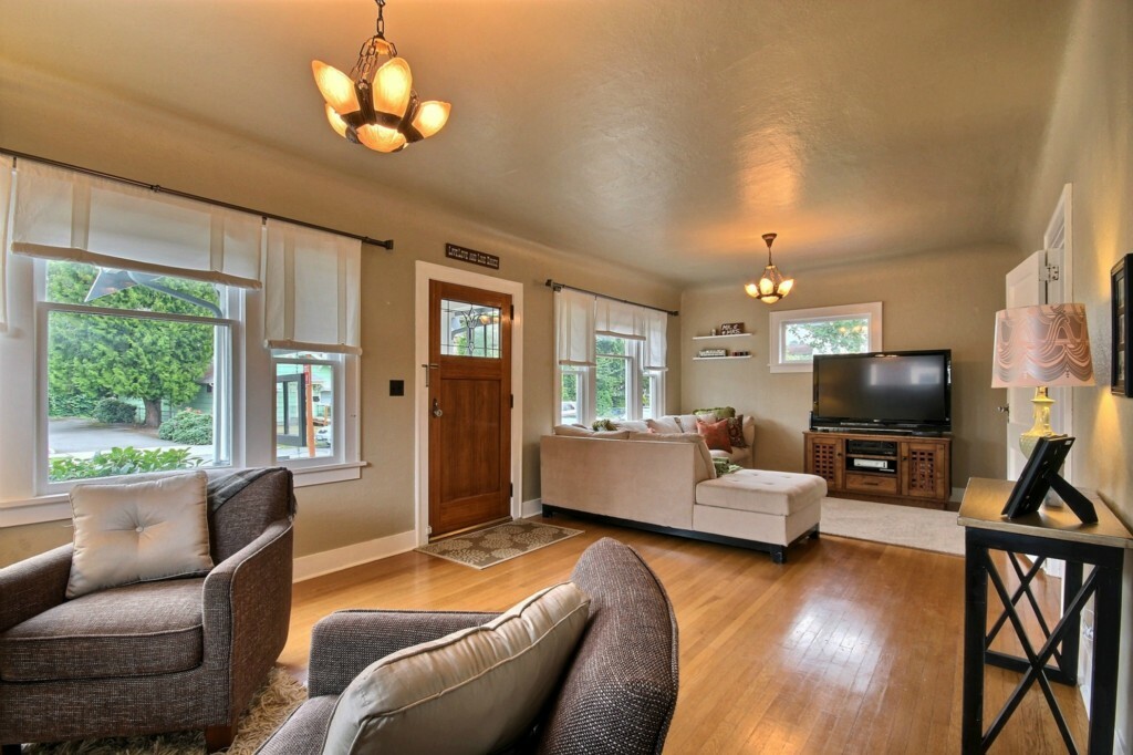 Property Photo:  505 Wells Ave S  WA 98057 