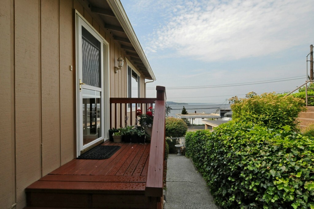 Property Photo:  28456 Soundview Dr S  WA 98198 