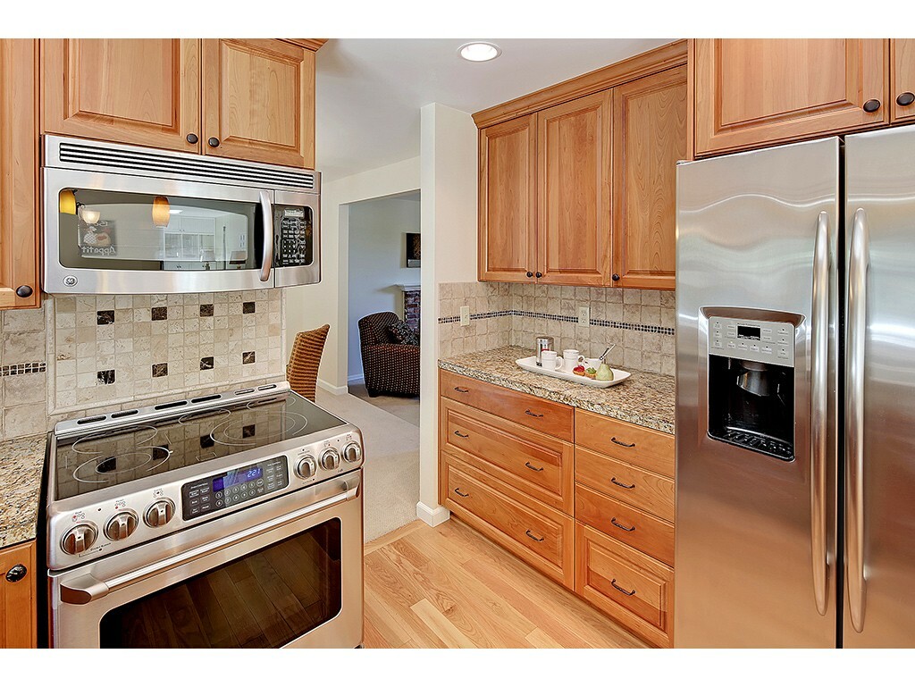 Property Photo: 10821 SE 23rd St WA 98004