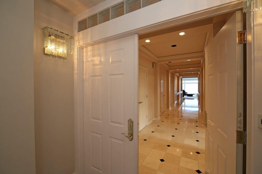 Property Photo: 303 2nd St S C1 WA 98033