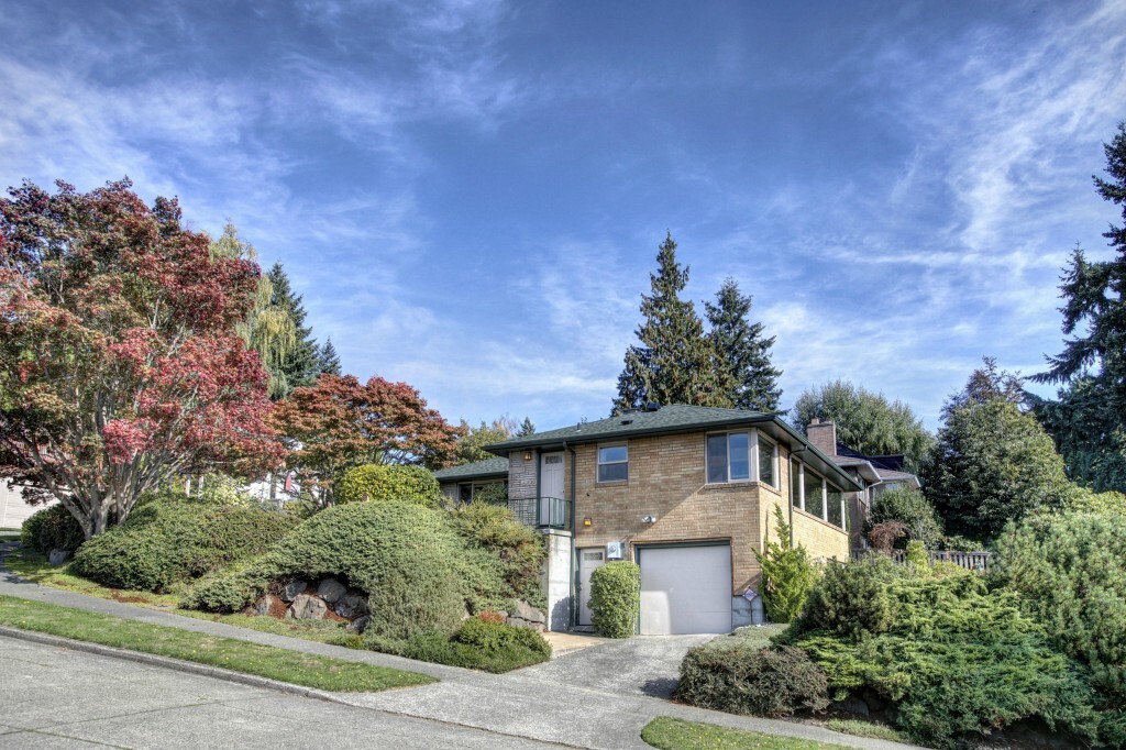 Property Photo:  4805 Stanford Ave NE  WA 98105 