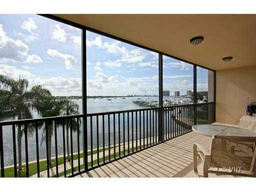 Property Photo: 11390 Twelve Oaks Way 319 FL 33408