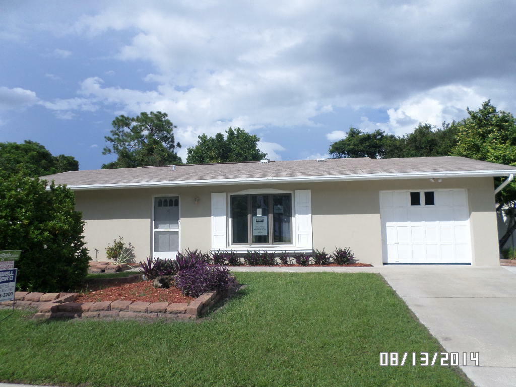 Property Photo:  433 NE Armory Circle  FL 34983 