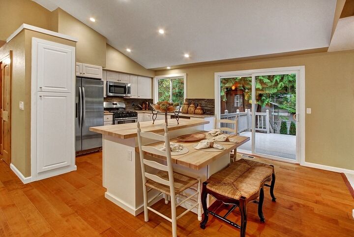 Property Photo:  819 211th Place NE  WA 98074 