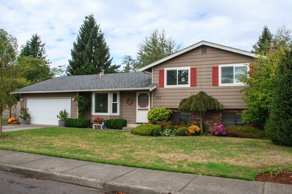 Property Photo:  705 Vine St  WA 98264 