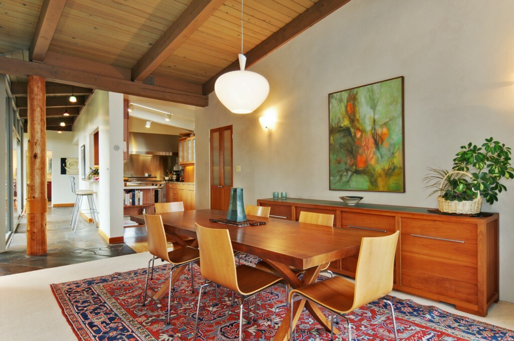 Property Photo: 2320 Delmar Dr E WA 98102