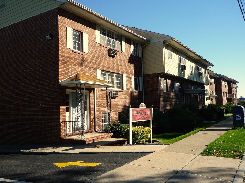 Property Photo:  355 Broad St Apt D4  NJ 07013 