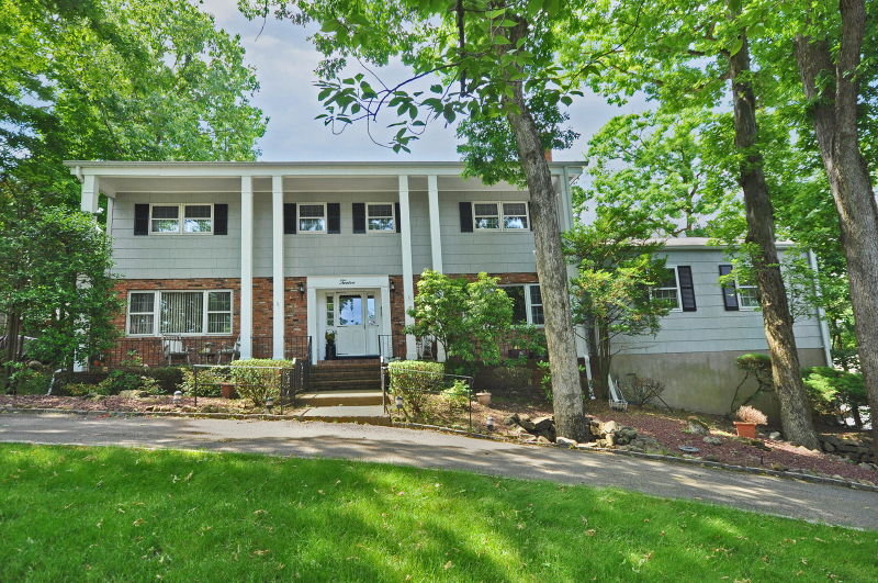 Property Photo:  12 Robin Hill Rd  NJ 07006 