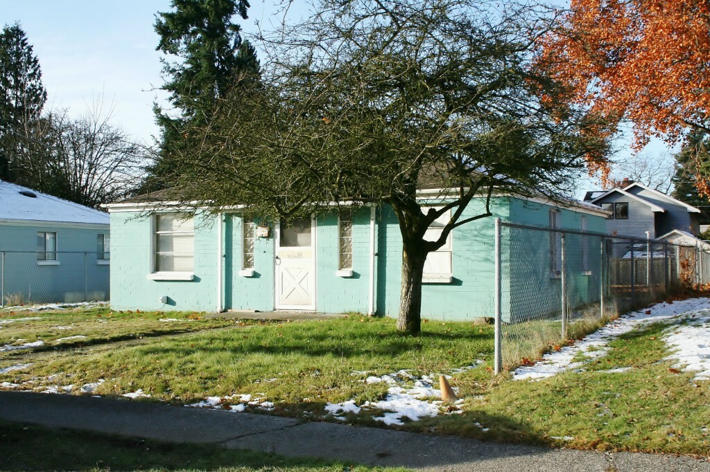 Property Photo:  12235 Dayton Ave N  WA 98133 