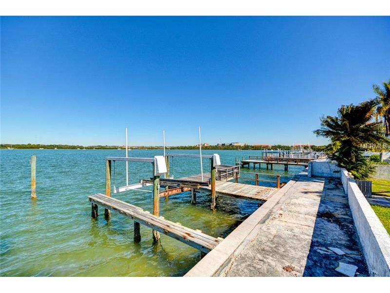 Property Photo: 858 Bay Point Dr FL 33708