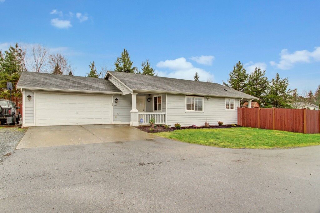Property Photo: 607 Saratoga St WA 98252
