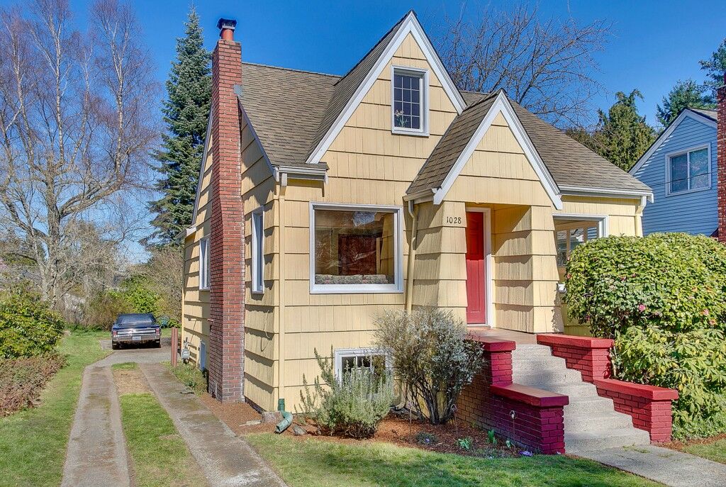 Property Photo:  1028 NE 94th St  WA 98115 