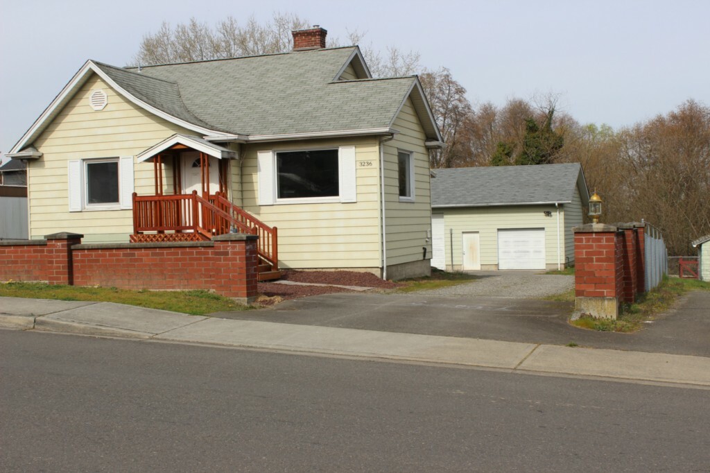 Property Photo:  3236 S 135th St  WA 98168 