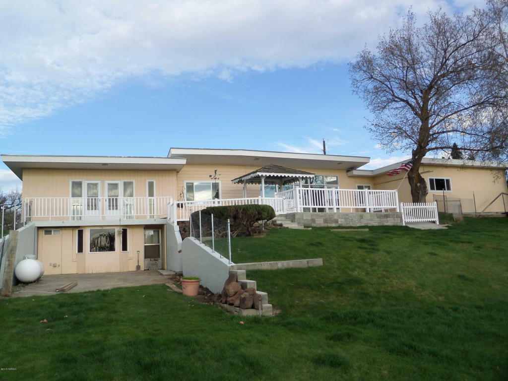 Property Photo:  106 Panorama Dr  WA 98901 