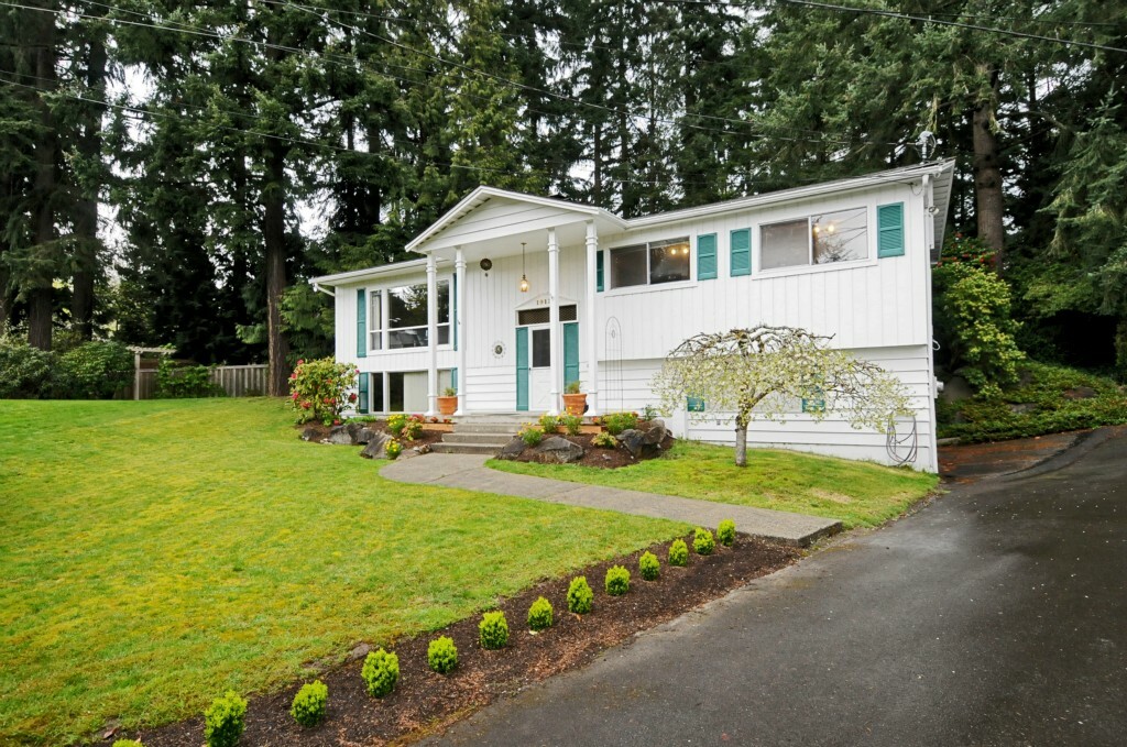 Property Photo:  19132 47th Place NE  WA 98155 