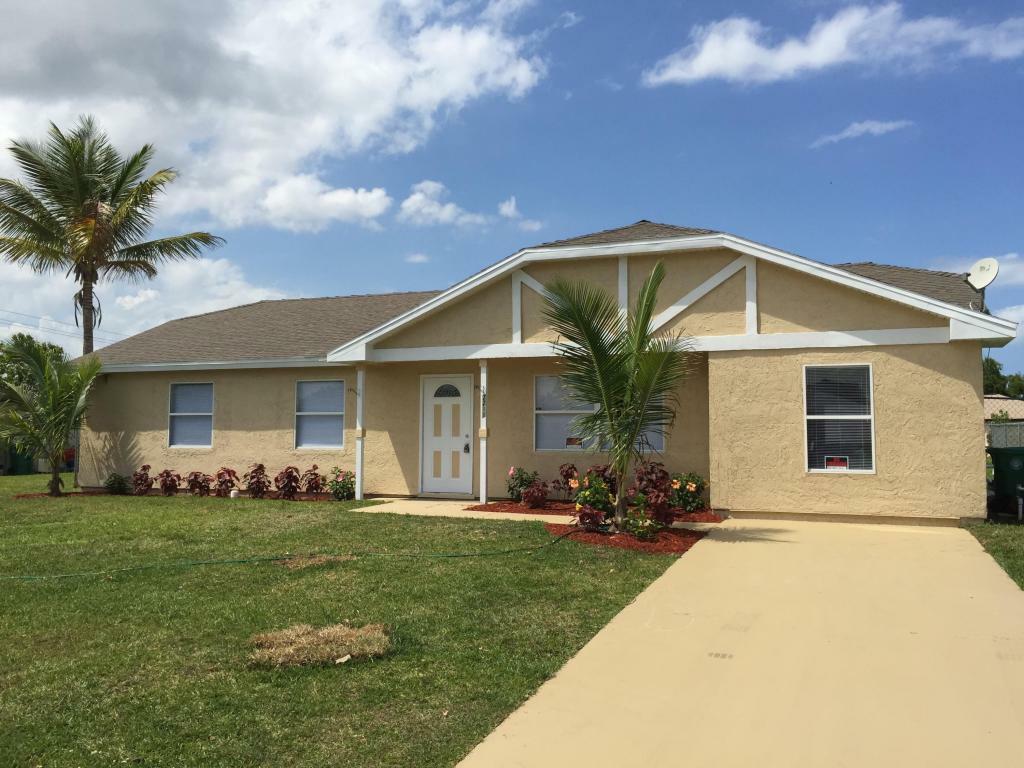 Property Photo:  2211 SE Rainier Road  FL 34952 