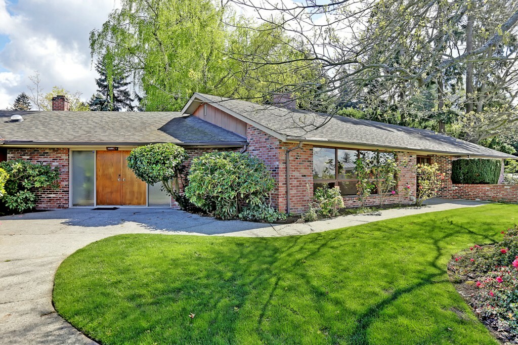 Property Photo:  9160 NE 19th St  WA 98004 