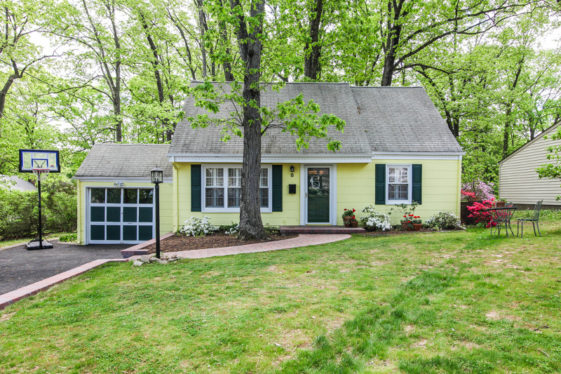 Property Photo:  8 Woodcrest Dr  NJ 07039 