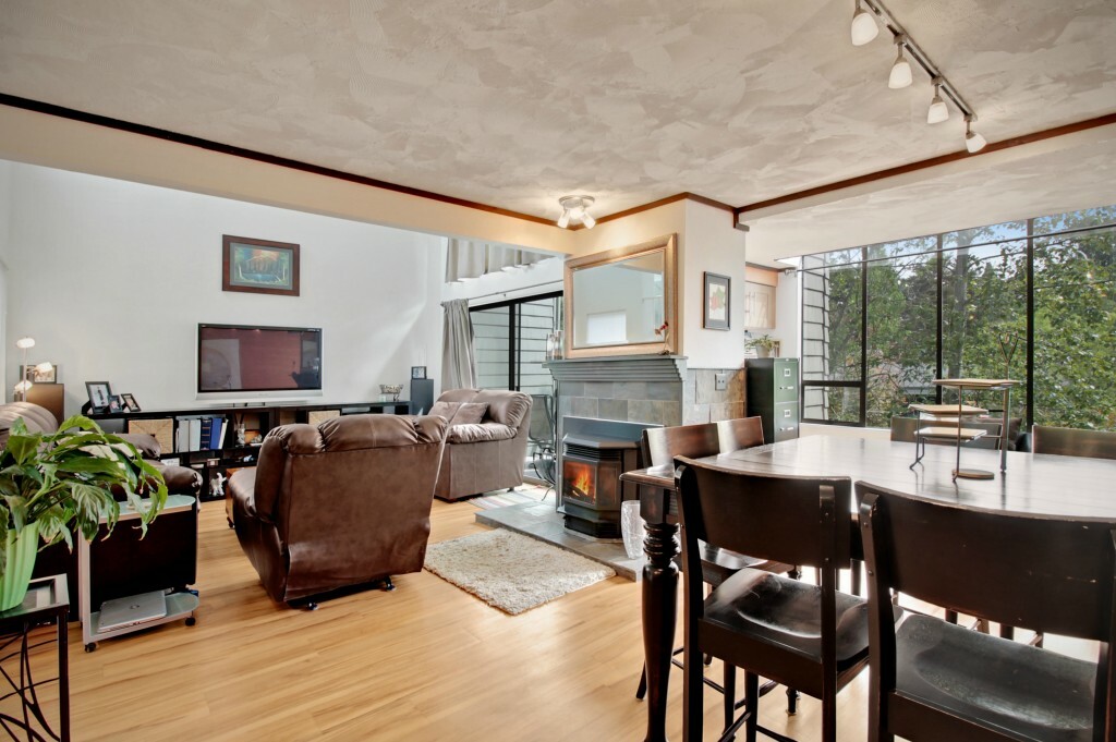 Property Photo: 6 Lake Bellevue Dr 202 WA 98005
