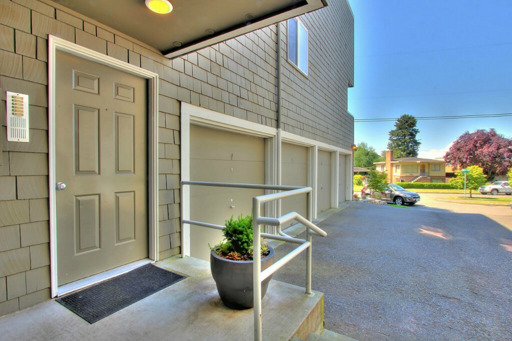 Property Photo:  4122 58th Place SW 2  WA 98116 