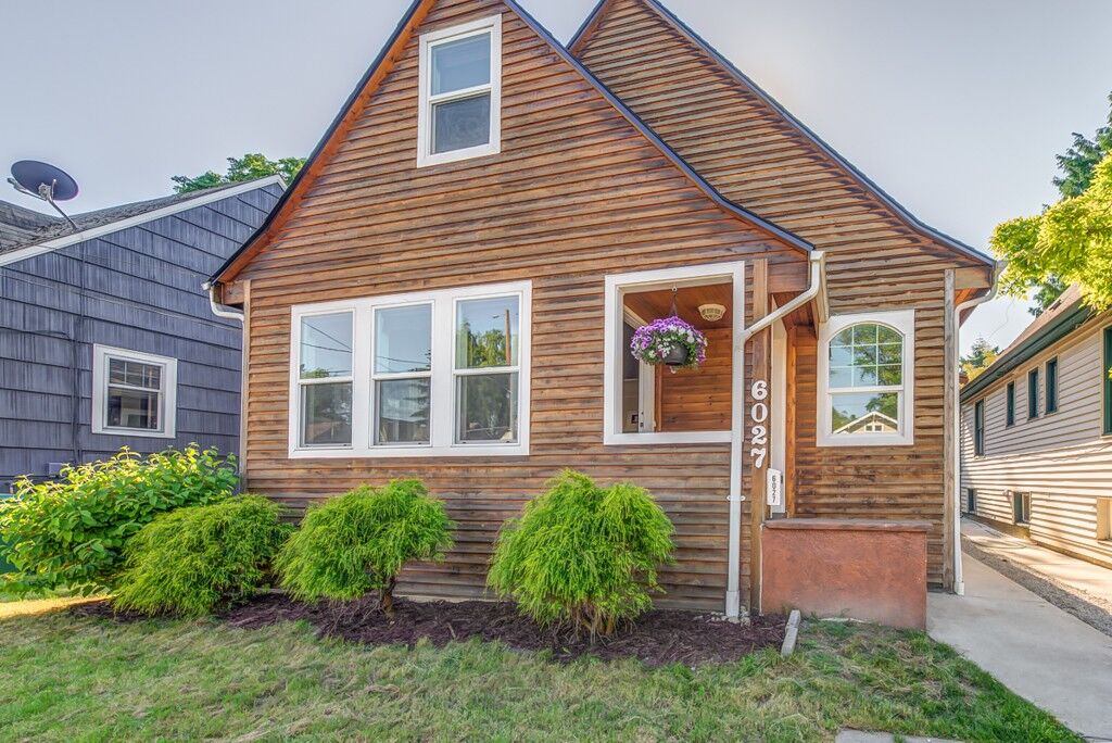 Property Photo:  6027 25th Avenue NE  WA 98115 