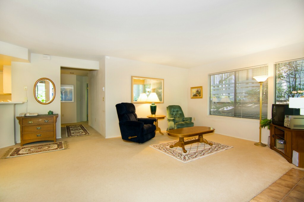 Property Photo: 1286 Bellevue Wy NE 3 WA 98004