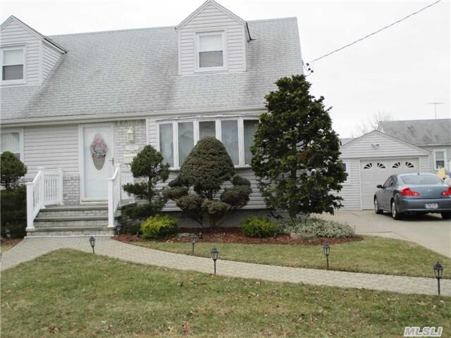 Property Photo:  